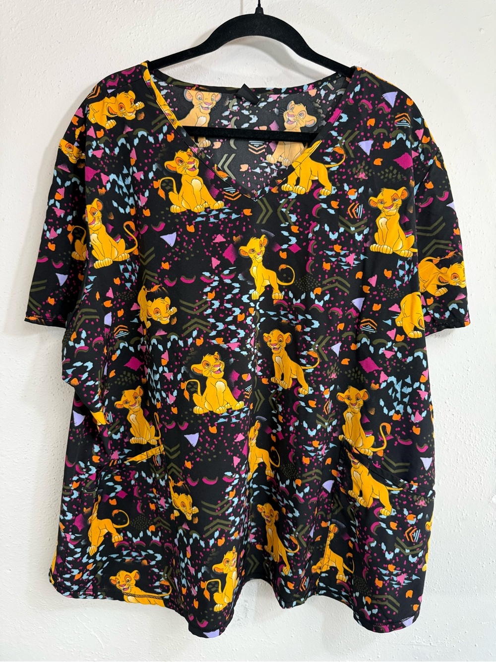 Women's s scrubs Black Simba Print V-Neck Top
